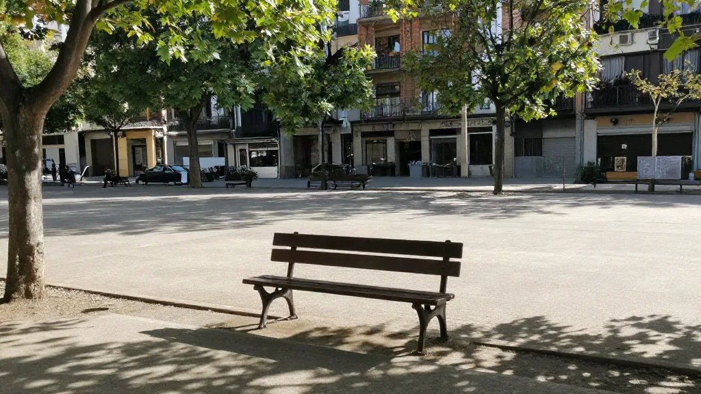 Banco vacío en una plaza al sol
